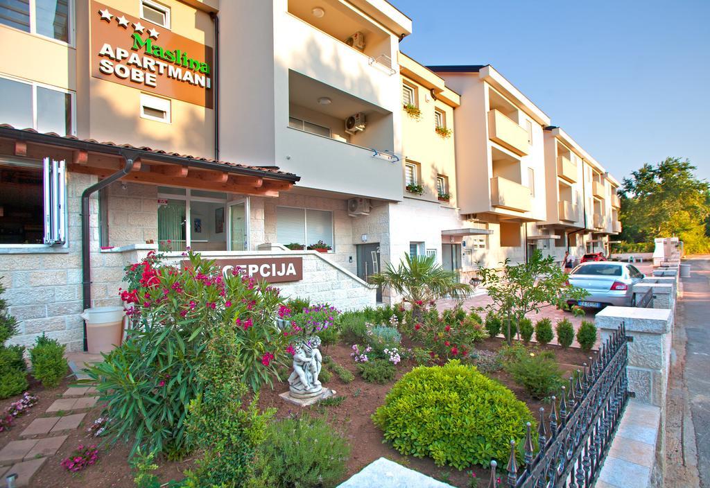 Apartments Maslina I Njivice Exterior photo