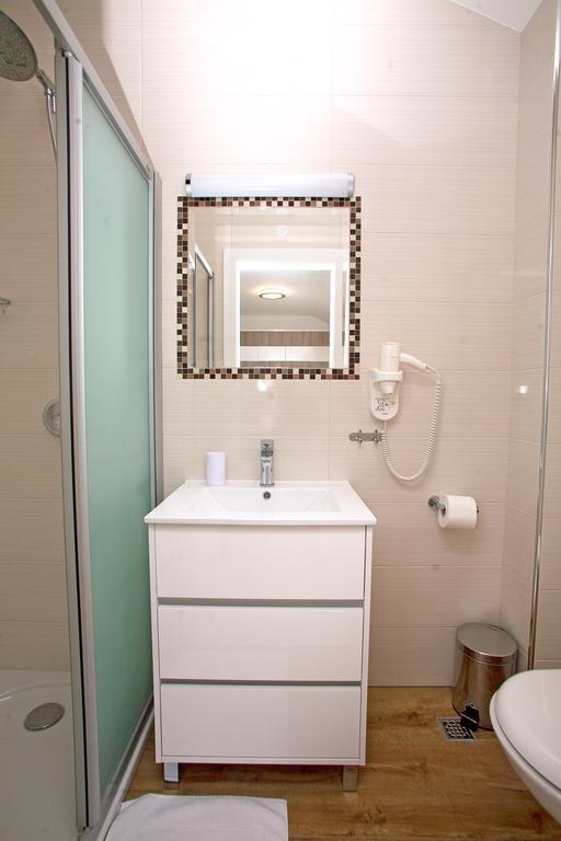 Apartments Maslina I Njivice Room photo
