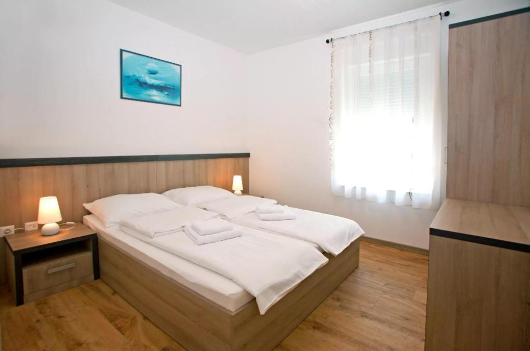 Apartments Maslina I Njivice Exterior photo