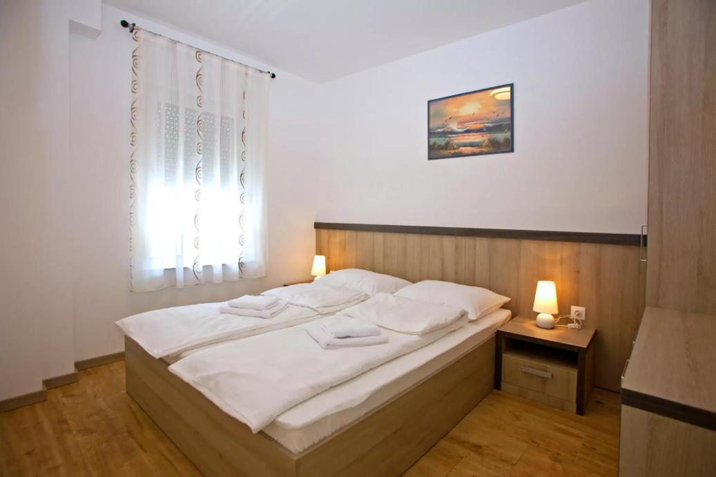 Apartments Maslina I Njivice Exterior photo