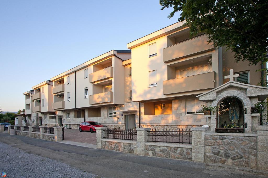 Apartments Maslina I Njivice Exterior photo